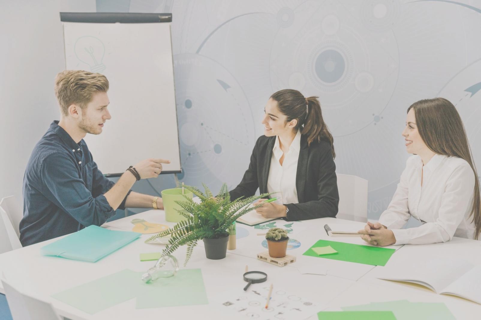 Kleine Gruppe diskutiert gemeinsam Budget-Lösungen