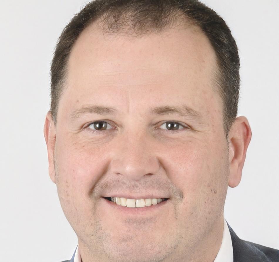 Programmleiter erklärt Budget-Strategien während einer Sitzung